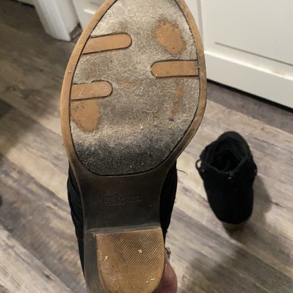 Fergie Wicket Booties - Picture 3 of 5